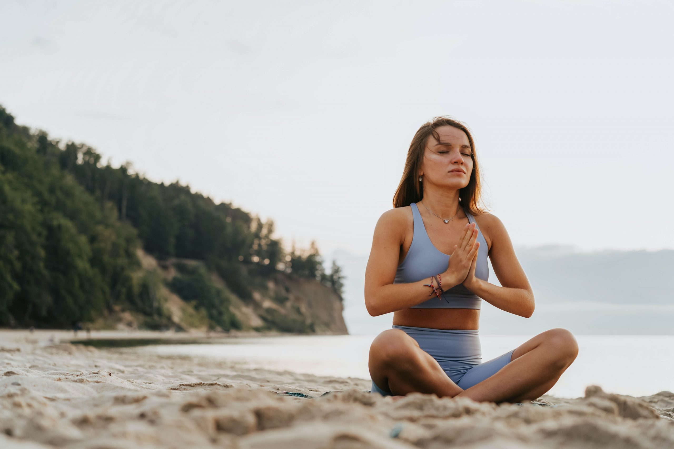 mujer meditando para mejorar el estrés